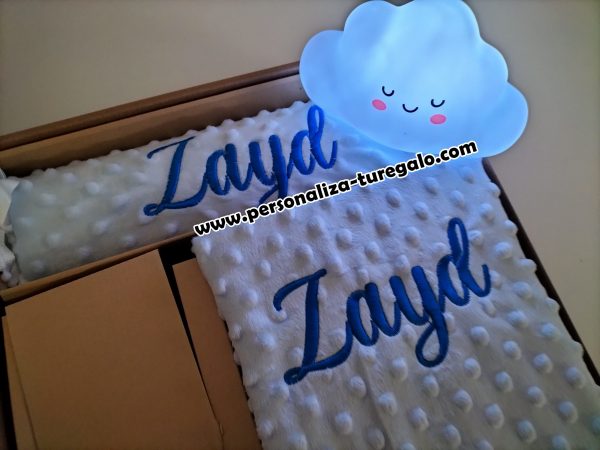 Cajita Lámpara + Manta + Caramelo Bordado Azul Claro - Imagen 5