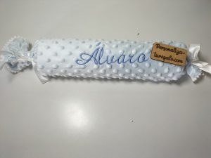 Cojín Caramelo Antivuelco Azul Claro + Nombre Bordado