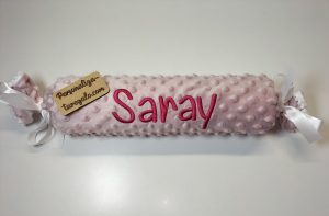 Cojín Caramelo Antivuelco Rosa Maquillaje + Nombre Bordado