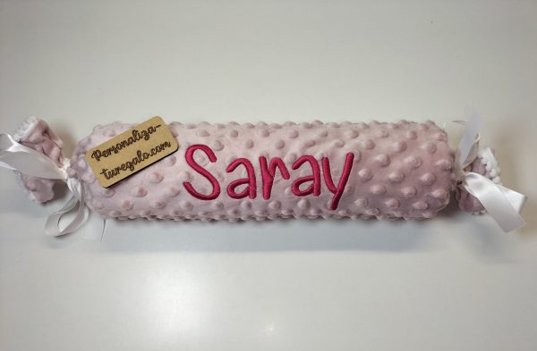 Cojín Caramelo Antivuelco Rosa Maquillaje + Nombre Bordado