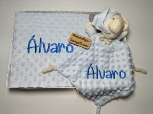 Cajita Manta + Doudou Bordado Osito Azul Claro