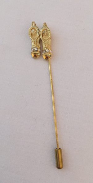 Aguja banda zapatos dorados